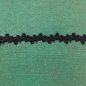 Rose pattern lace chocker